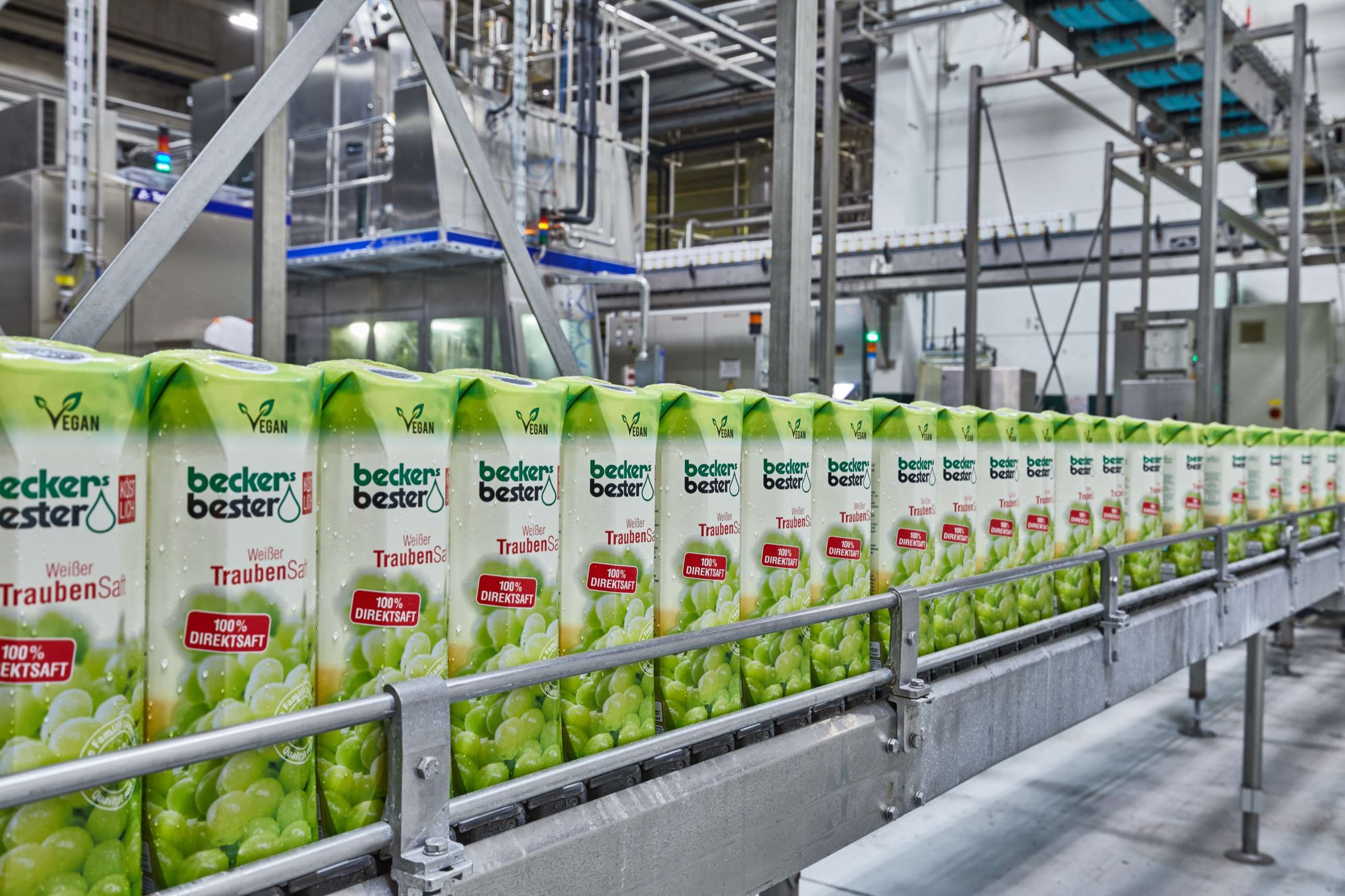 Abfüllung bei Beckers Bester unter LED-Beleuchtung