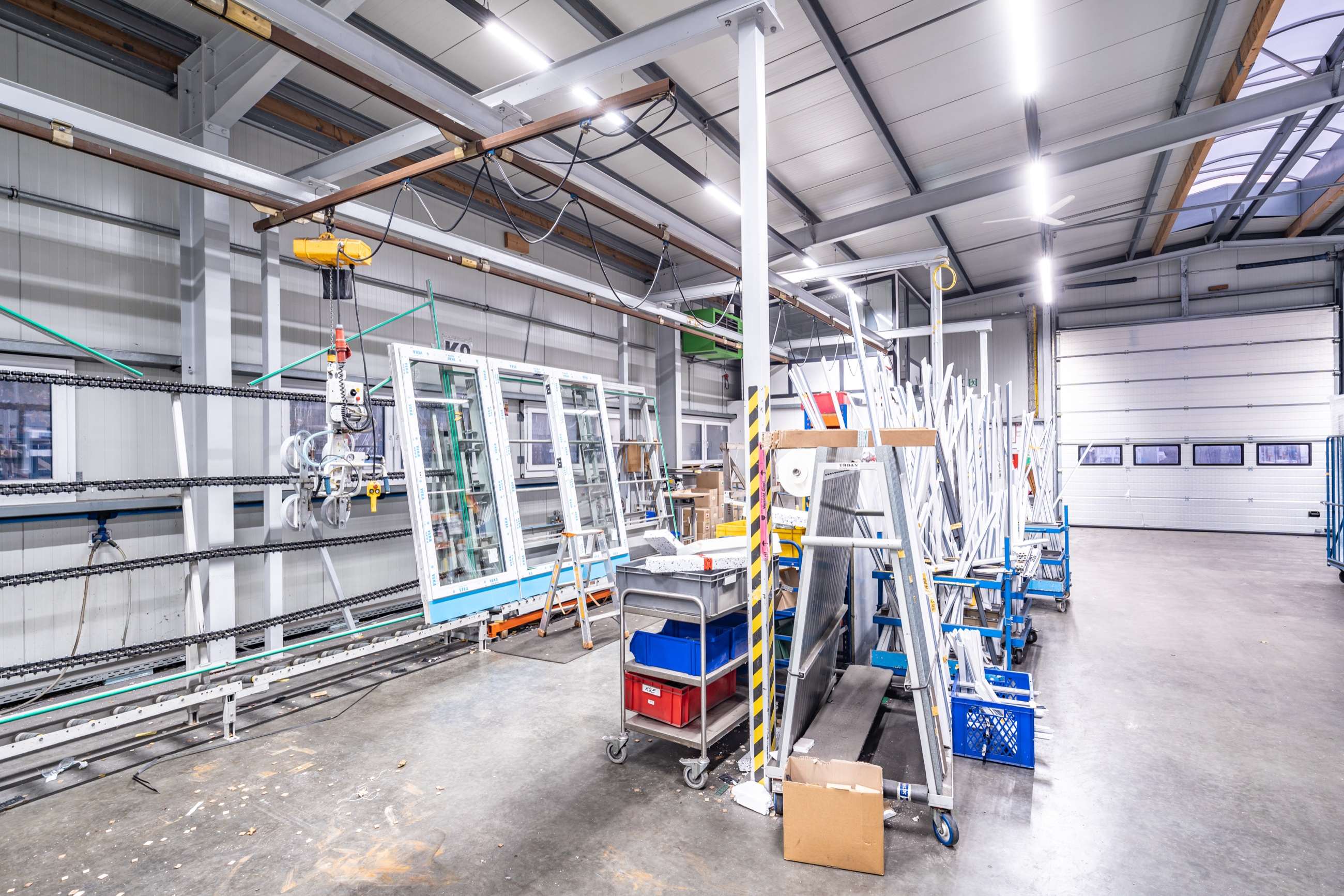 Lagerhalle von Baltic Langenhorn mit Holzbindern und LED-Hallenleuchten