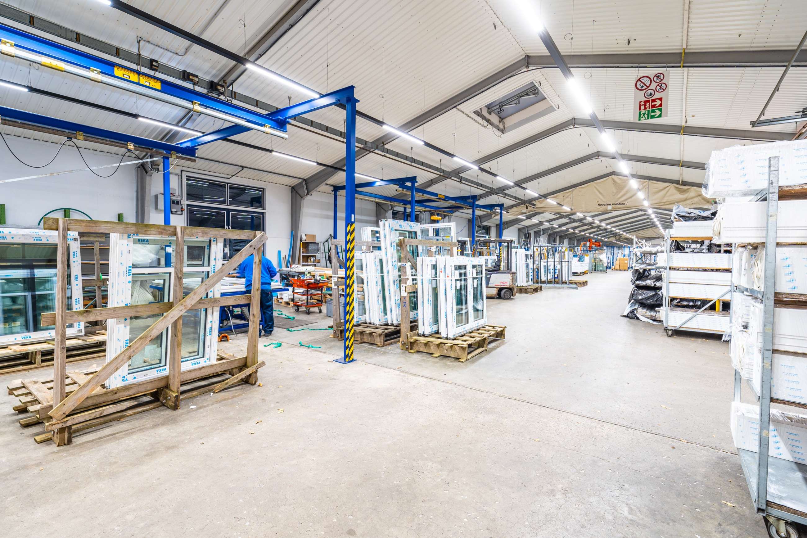 Helle Lagerhalle mit LED-Beleuchtung
